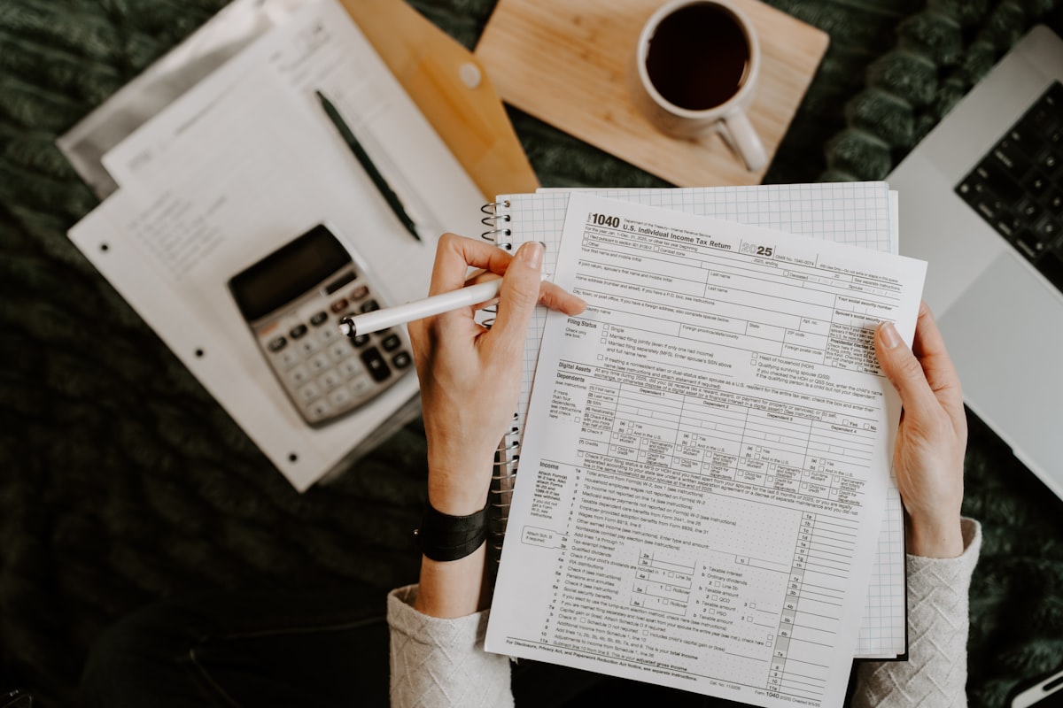 DAF analysant un budget de protection sociale complémentaire avec calculatrice et documents financiers