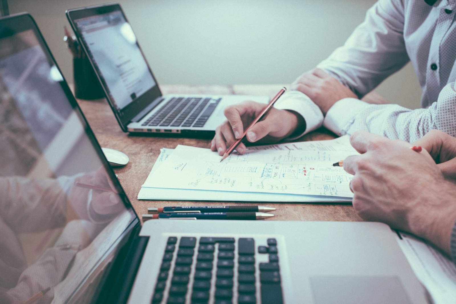 Direction financière et direction des ressources humaines arbitrant la mise en place d'un dispositif d'épargne salariale