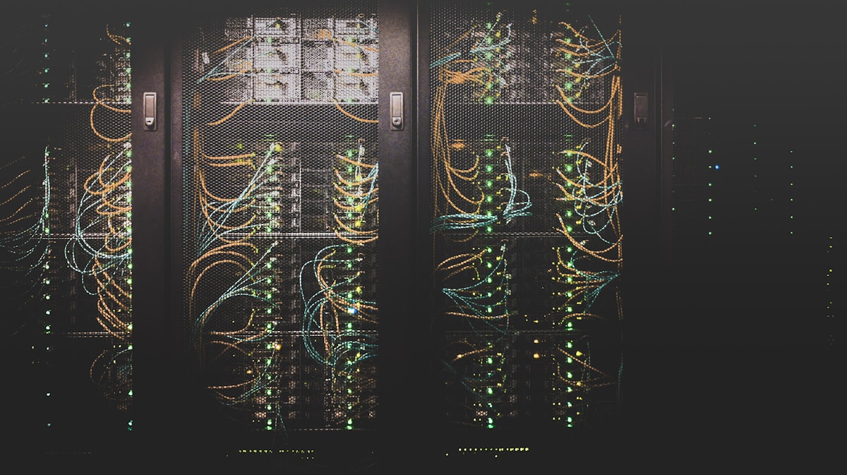 Baie reseau d'un data center, infrastructure informatique d'une ETI exposee au risque cyber