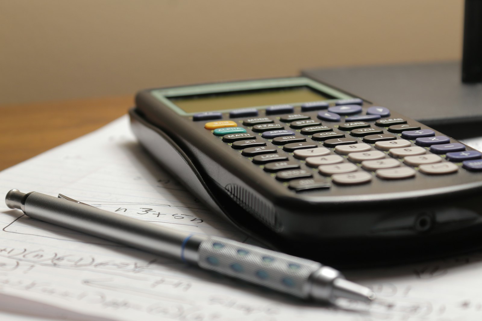 Une calculatrice et un stylo posés sur un document chiffré, comme lors du chiffrage d'une perte d'exploitation