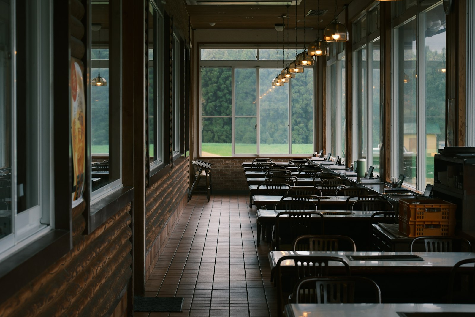 Salle de restauration collective avec tables et chaises alignées
