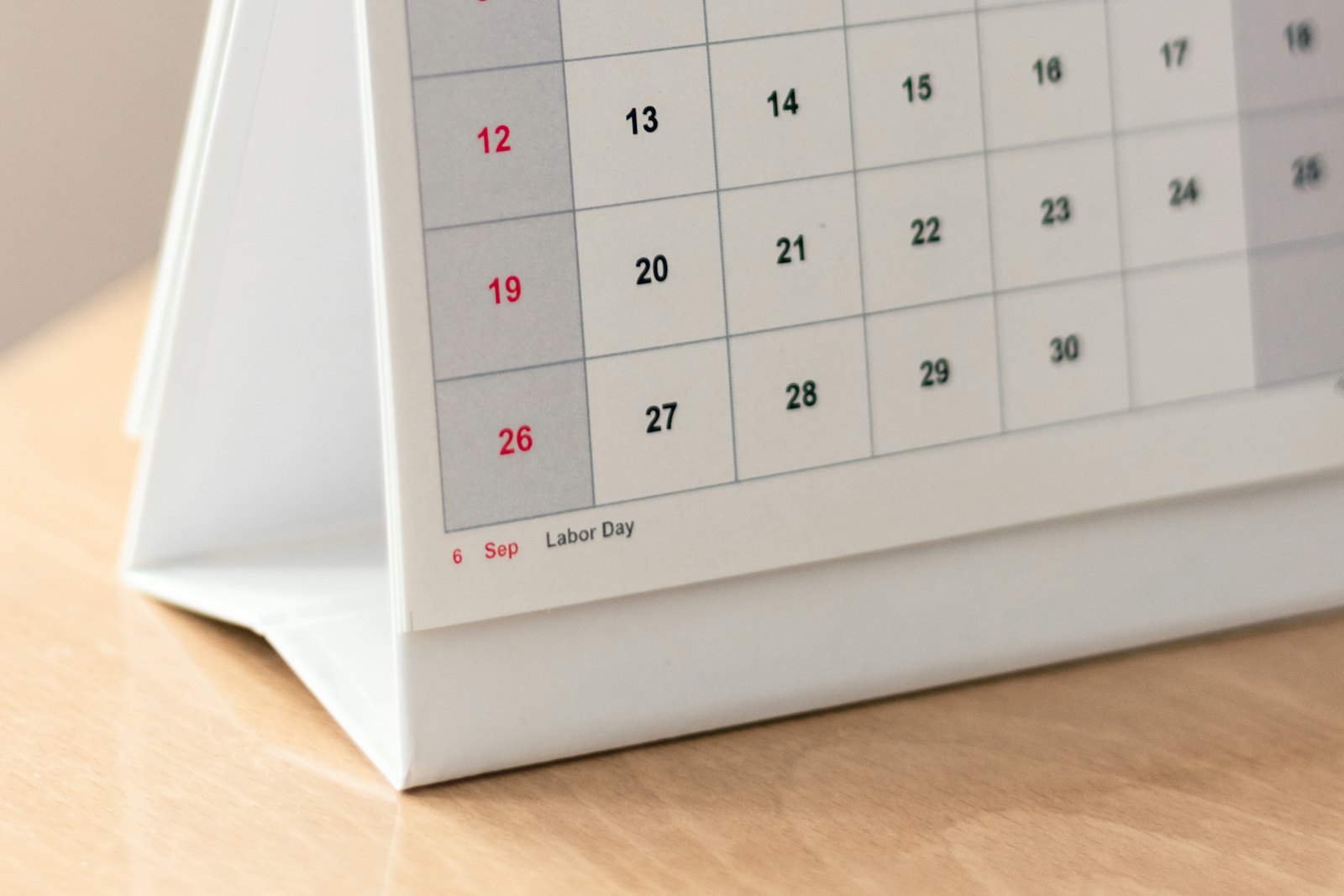 Calendrier de bureau posé sur une table en bois