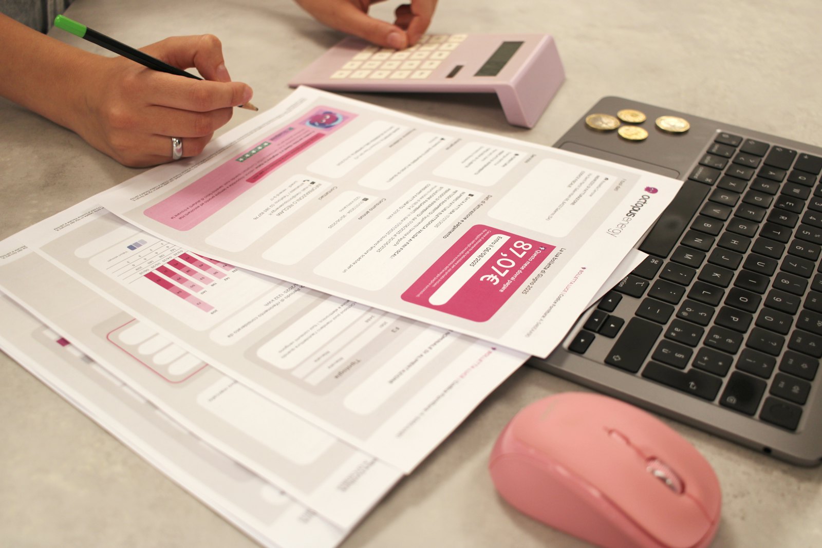 Gestionnaire de paie vérifiant le calcul des cotisations santé et prévoyance d'un salarié en arrêt de travail