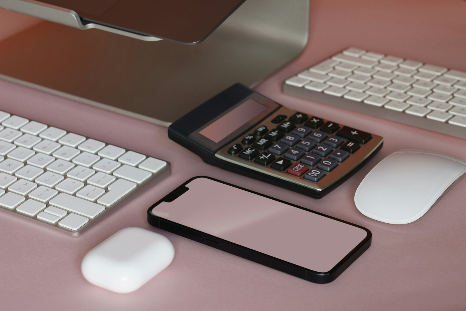 Un poste de travail avec un clavier et un téléphone posé à portée de main, comme pour rappeler un donneur d'ordre sur un numéro connu