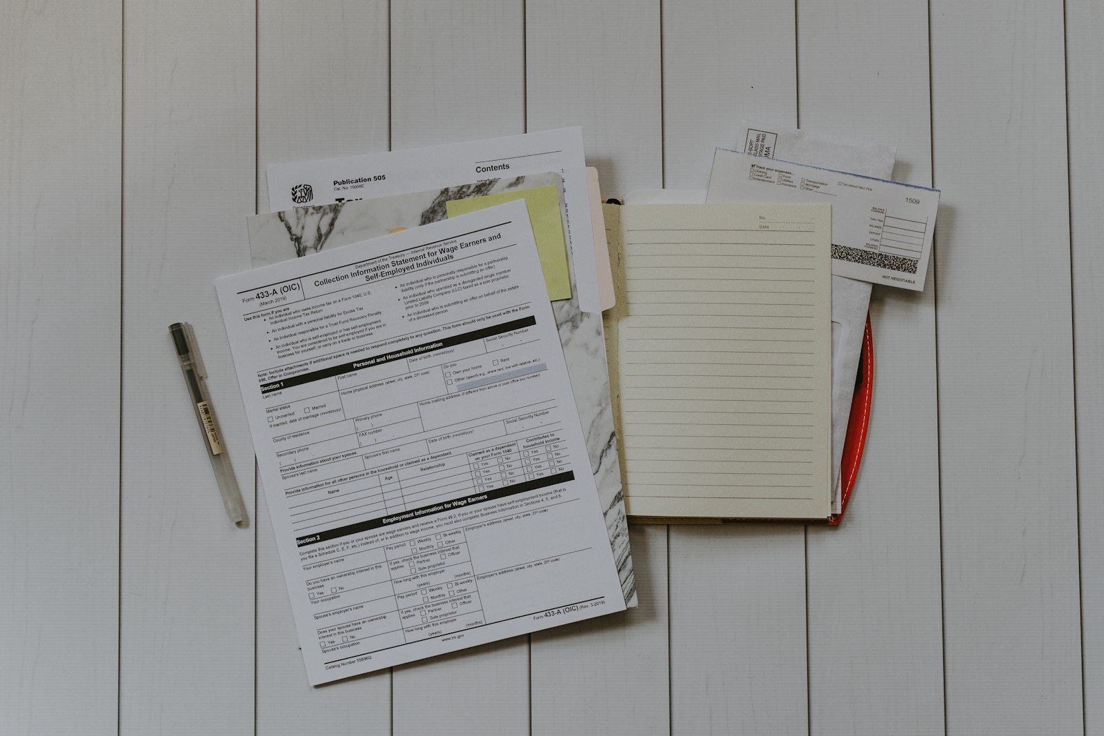 Dossier de consultation d'un contrat santé collectif posé sur un plan de travail