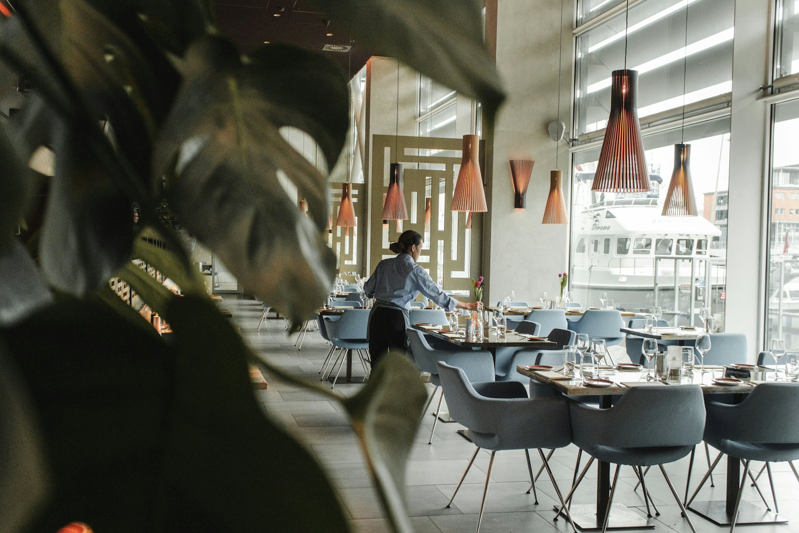 Salle de restaurant préparée avant le service, secteur à fort recours aux contrats courts