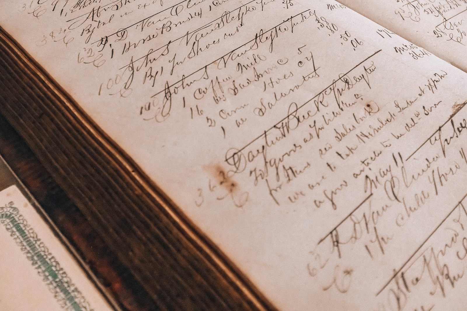 Ancien registre comptable ouvert sur des écritures manuscrites