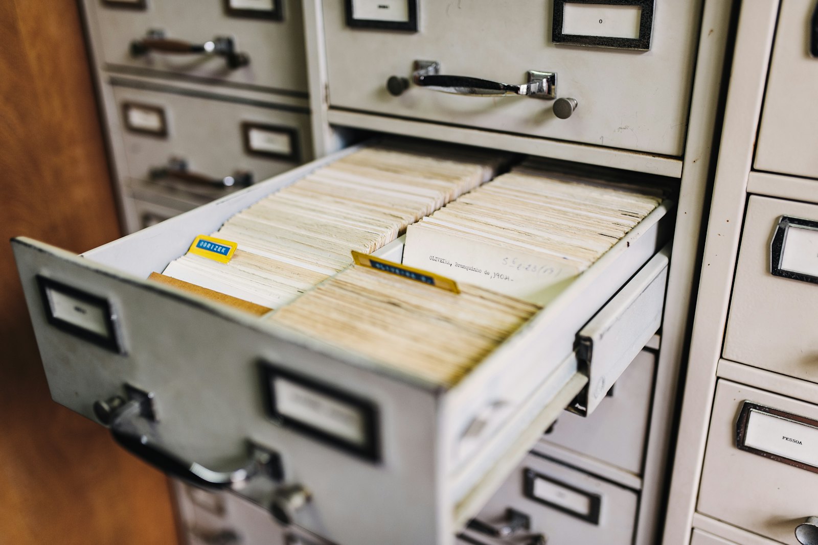 Tiroir de classeur ouvert sur des dossiers d'archives d'entreprise