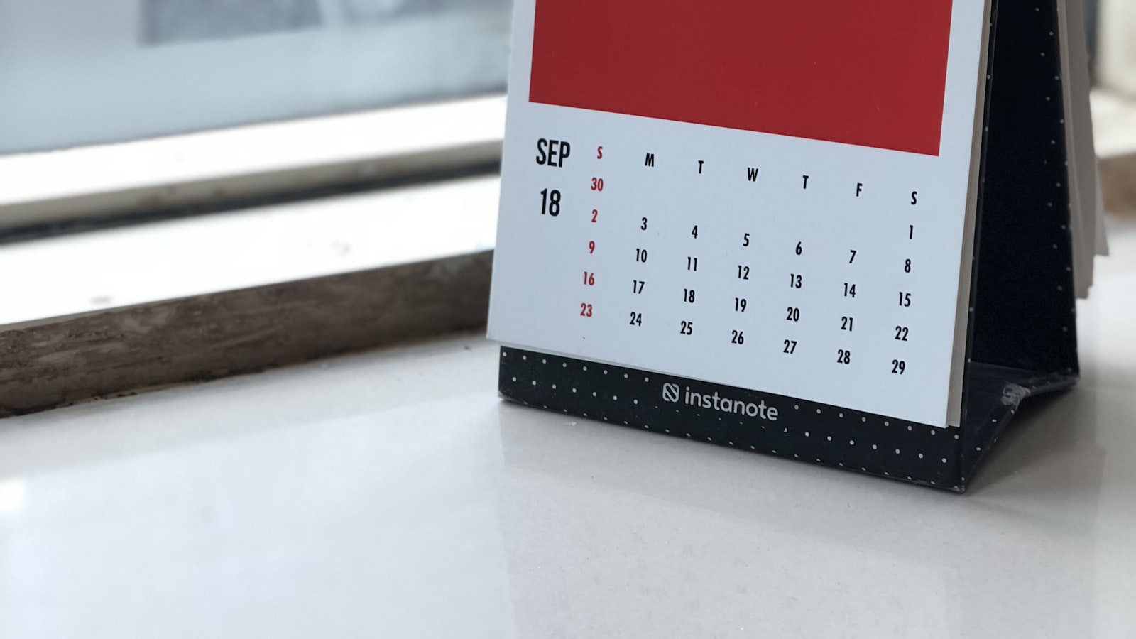 Calendrier de bureau posé sur une surface claire, illustration du calendrier des arrêts de travail au 15 juin et au 1er septembre 2026