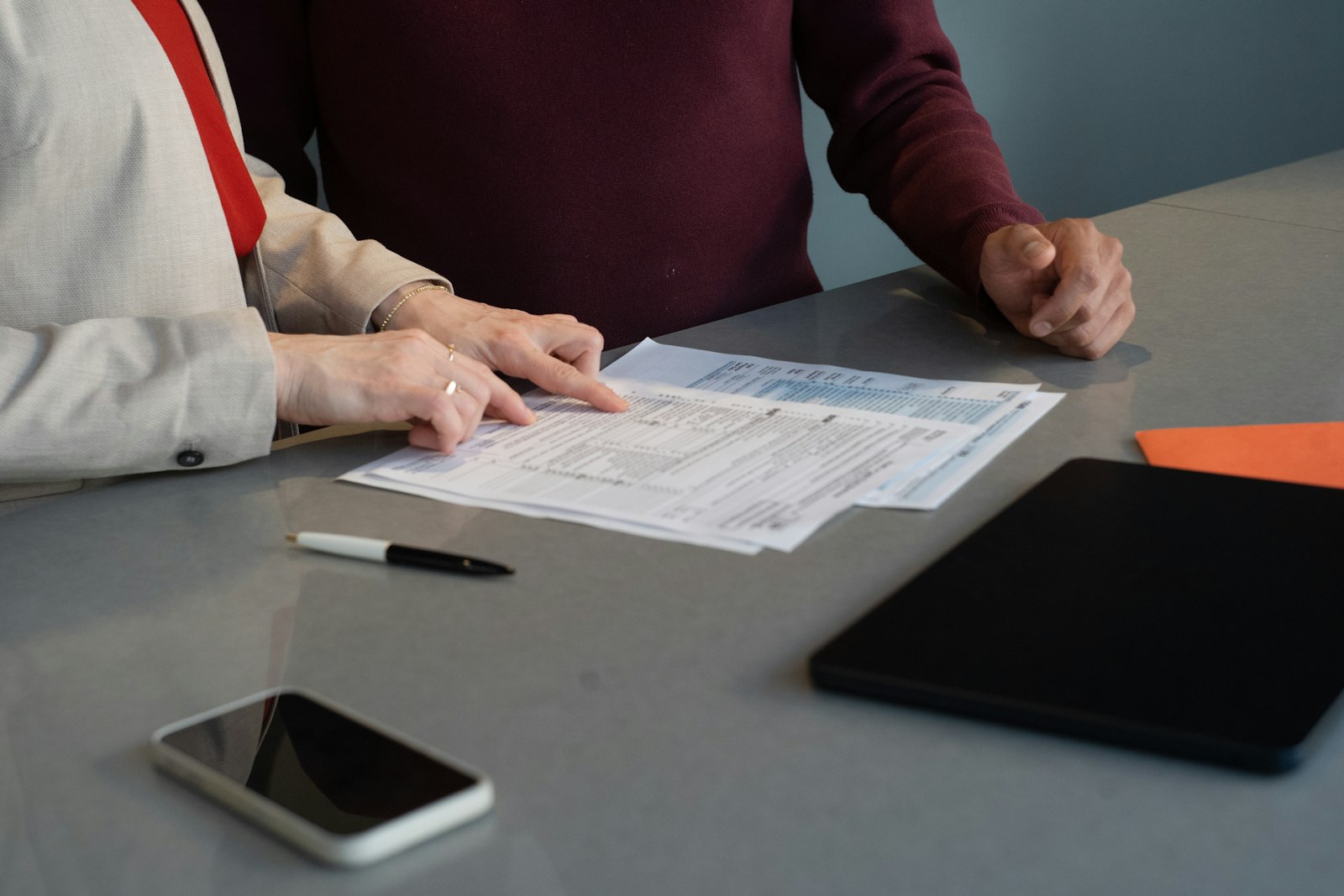 Deux responsables comparent les taux et les garanties de deux propositions de prévoyance collective