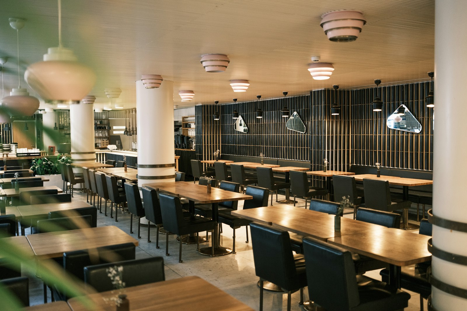 Salle de restaurant vide avec tables et chaises avant le service