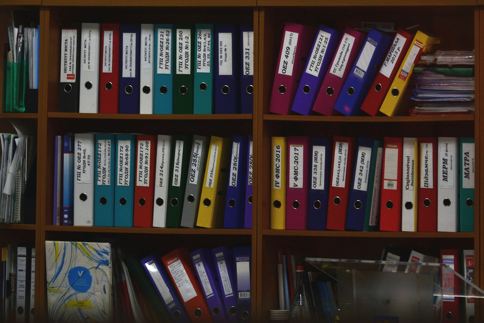 Dossiers de contrats collectifs classés dans les rayonnages d'un service ressources humaines