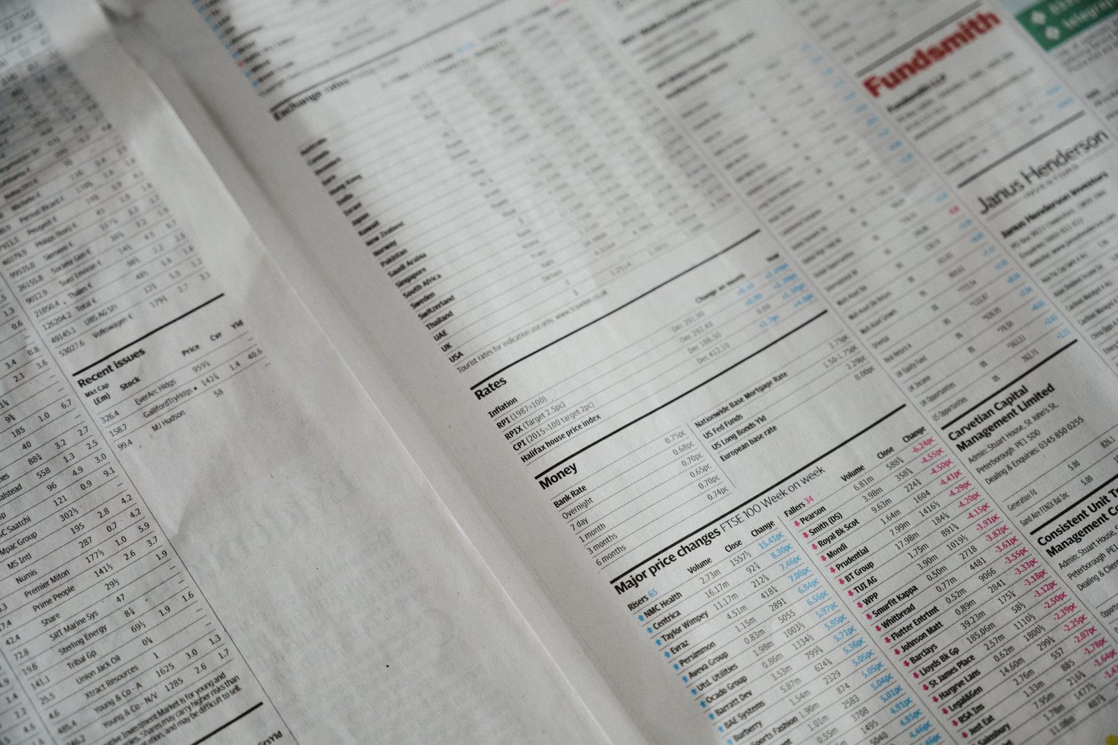 Gros plan sur un document chiffré, illustration du bordereau de paiement des IJSS rapproché du salaire maintenu