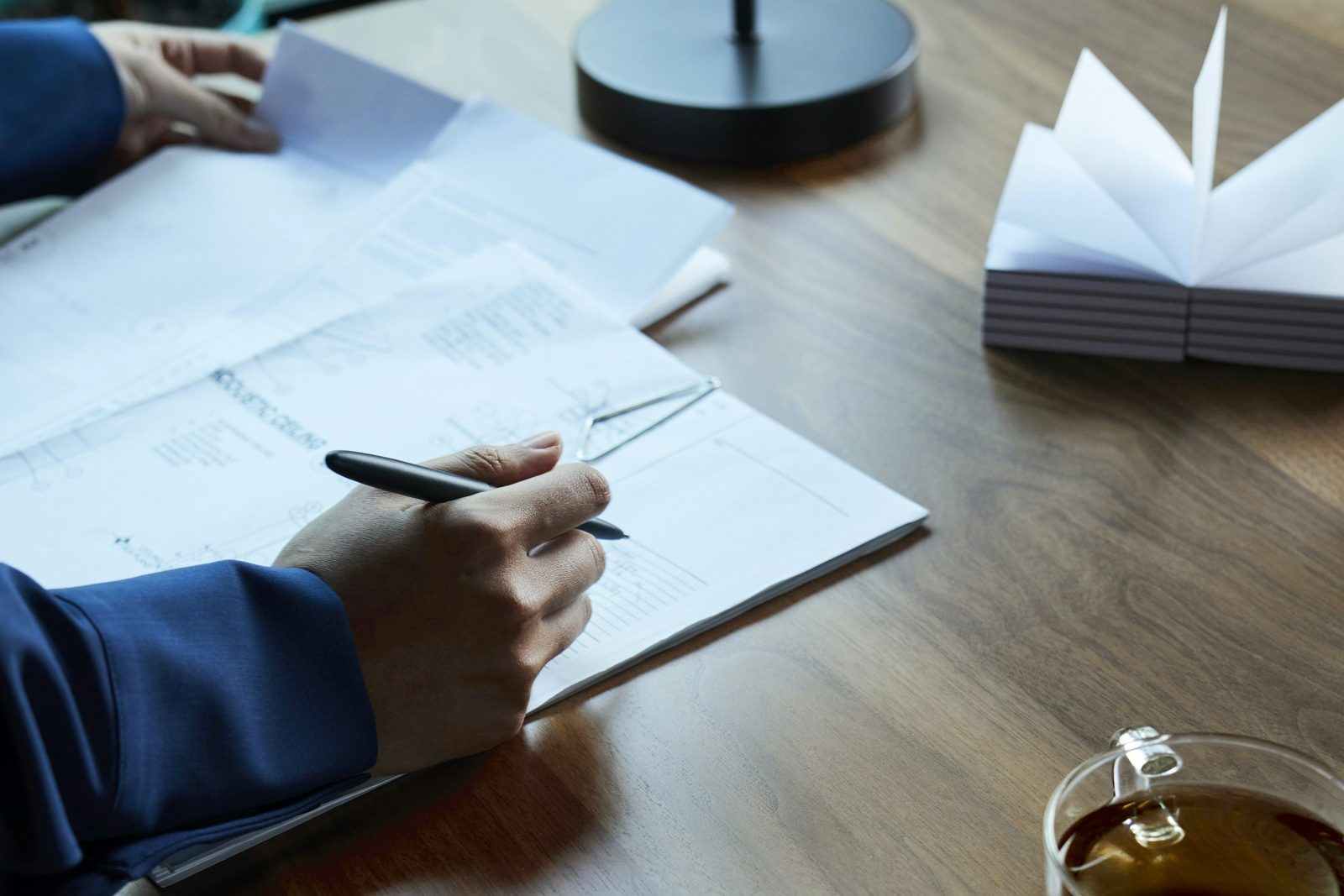 Responsable des ressources humaines préparant sur son bureau la note d'information aux salariés sur le relèvement des plafonds au 1er octobre 2026