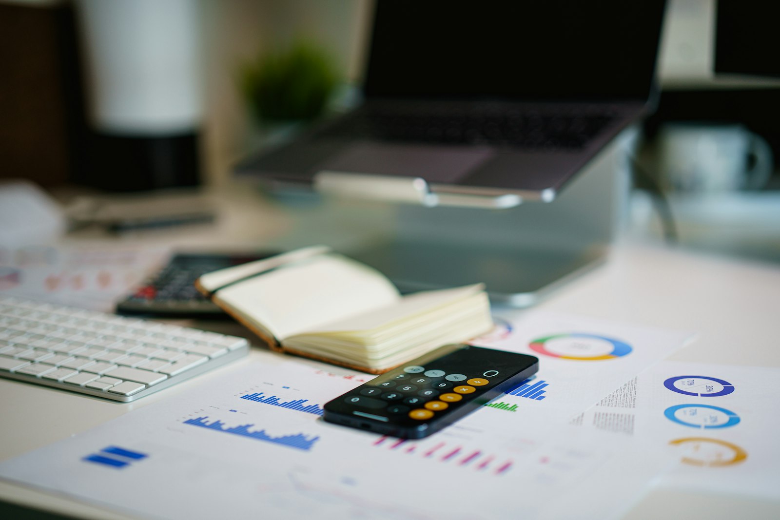 Tableau de bord budgétaire et calculatrice sur le bureau d'un directeur financier préparant le budget protection sociale 2027