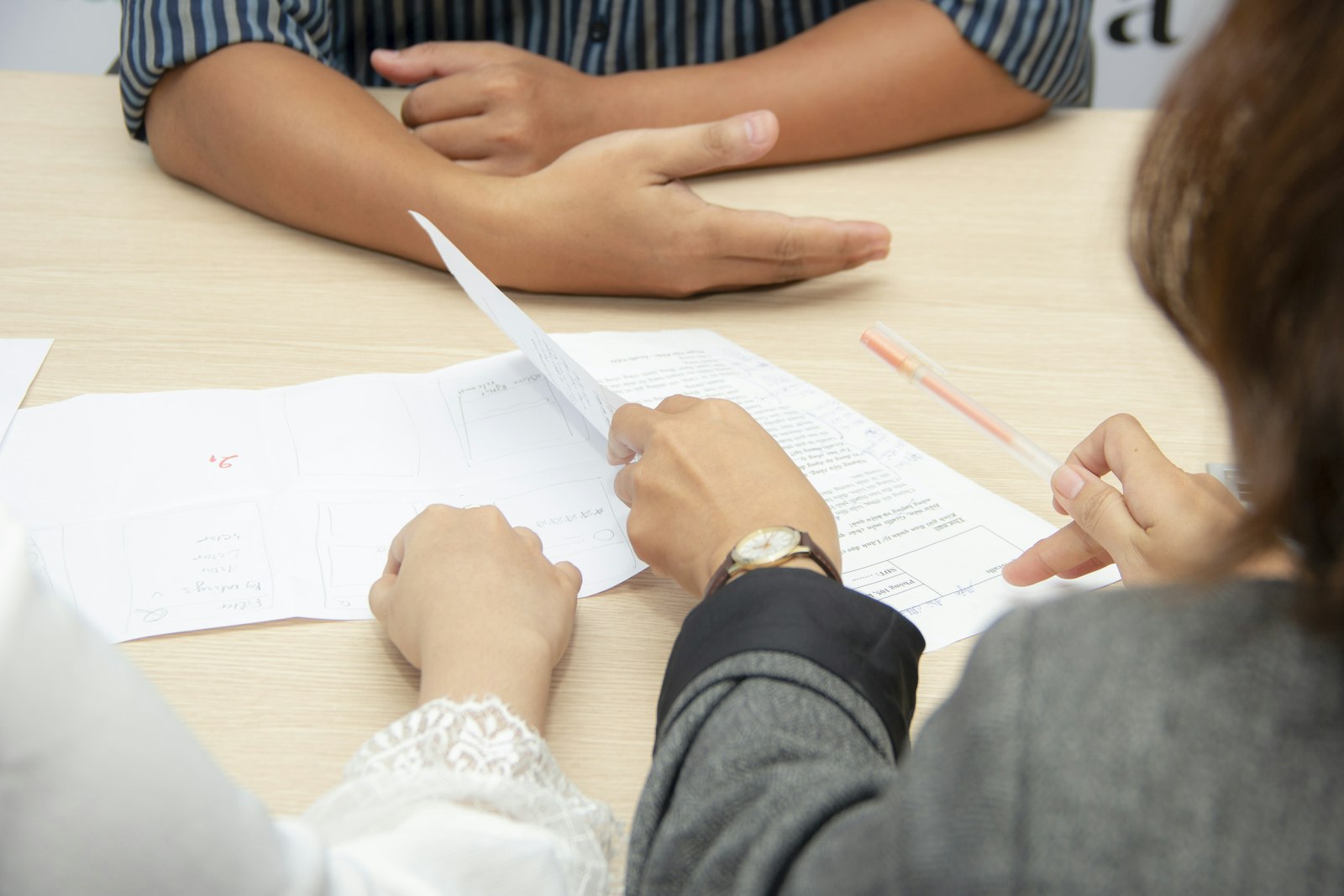 Document d'explication remis aux équipes lors d'une réunion d'information du personnel en salle de réunion d'entreprise