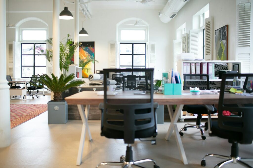 Bureaux vides d'un open space, image de l'absence prolongée d'un salarié en arrêt de longue durée