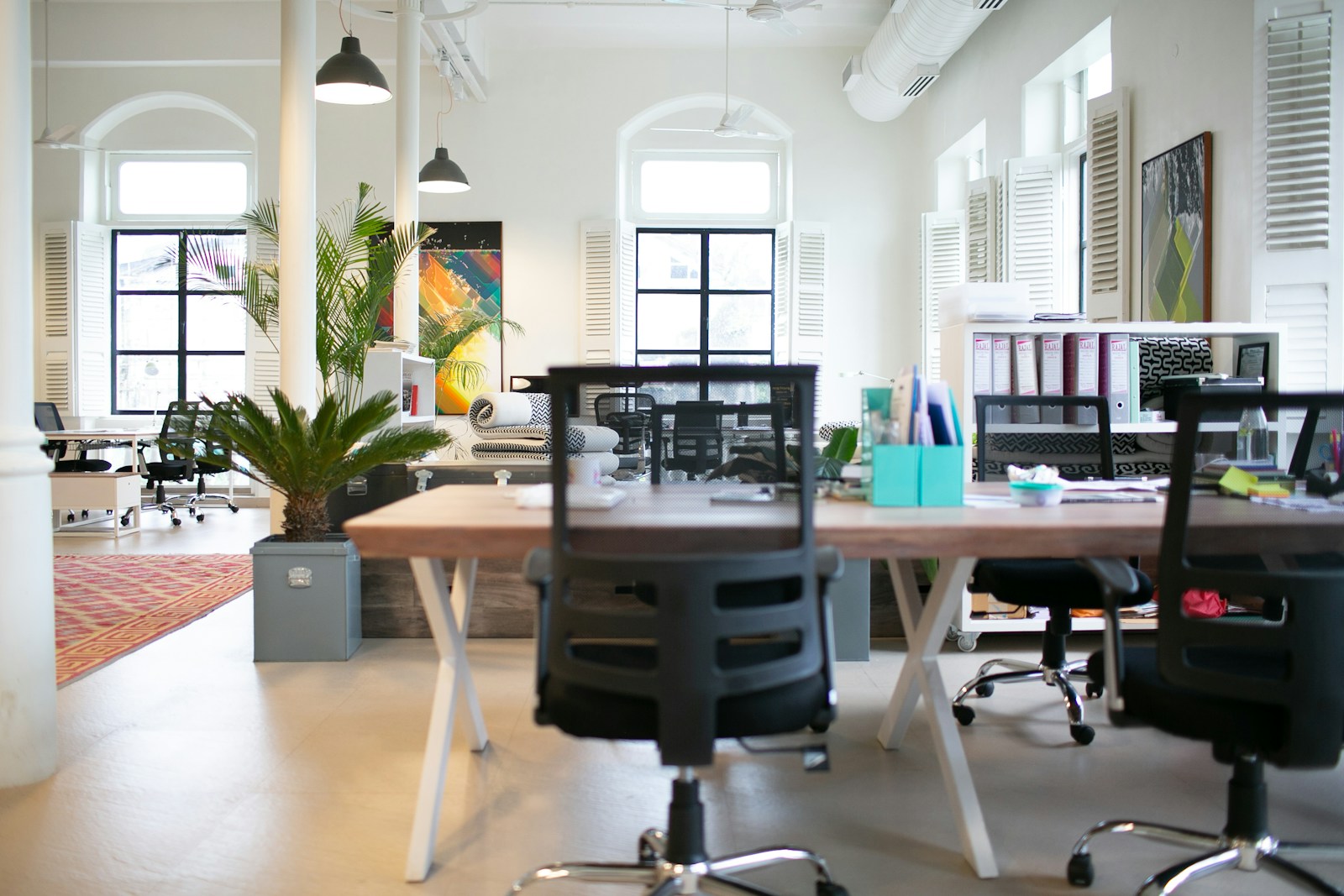 Bureaux vides d'un open space, image de l'absence prolongée d'un salarié en arrêt de longue durée