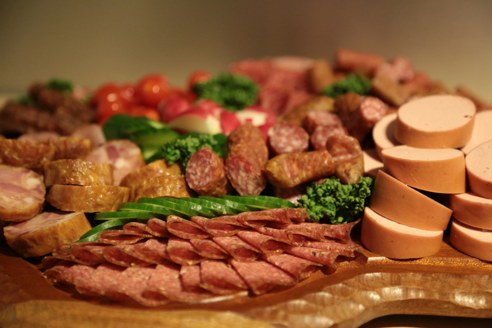 Assortiment de charcuteries tranchées, saucisses et saucissons, produits des industries charcutières